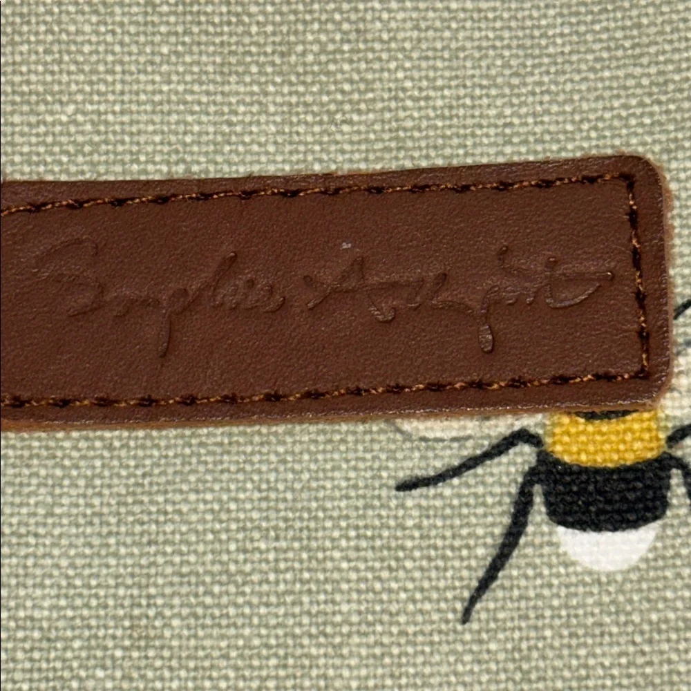 SOPHIA ALLPORT..LIGHT GREEN BUMBLE BEE CLUTCH/COSMETICS BAG/ANYTHING BAG